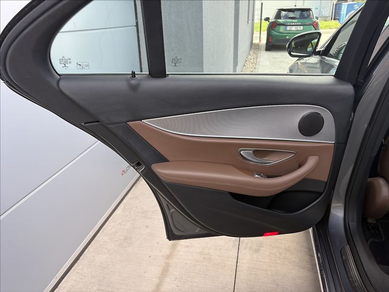 Mercedes-Benz Třídy E 2,0 220 d - fotka 21 z 28