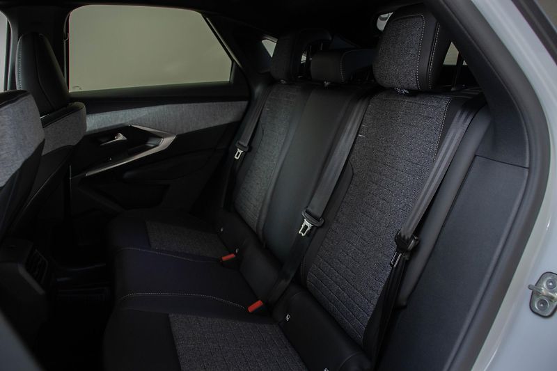 Peugeot 3008 ALLURE Hybrid 145 e-DCS6 - fotka 8 z 16