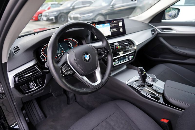 BMW Řada 5 520d AT/190 PS/1.maj/tažné/Led - fotka 27 z 48