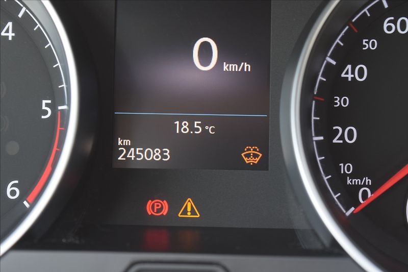 Volkswagen Golf 2,0 TDI 110KW KAMERA XENONY - fotka 39 z 48