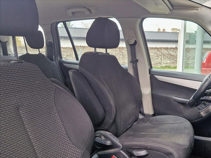 Citroën C4 Picasso 1,6 HDi 80kW AUTOKLIMA 7MIST - fotka 14 z 23