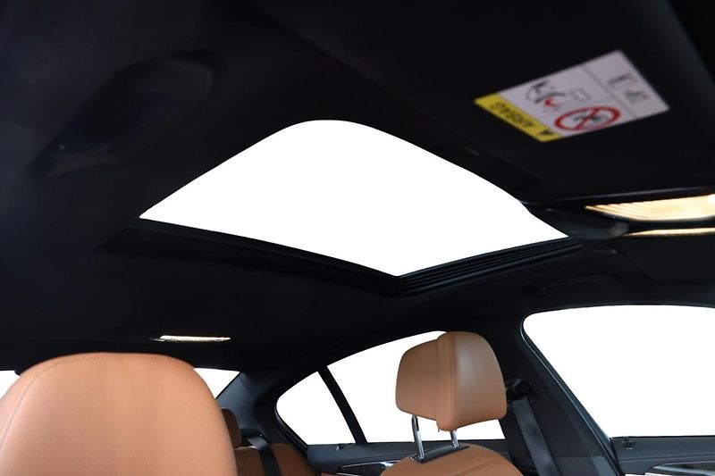 BMW Řada 5 M550i xDrive - fotka 24 z 30