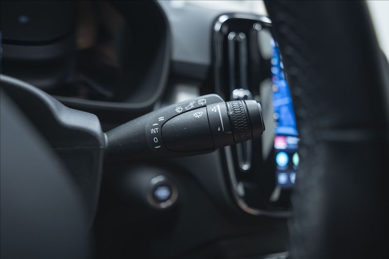 Volvo XC40 2,0 B3 NAVI KAMERA 360° TAŽNÉ - fotka 26 z 38