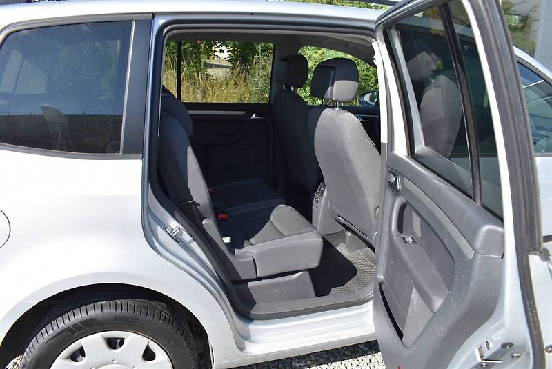 Volkswagen Touran 2,0 TDI DSG,1.M,PDC,KRÁSNÝ! - fotka 14 z 17