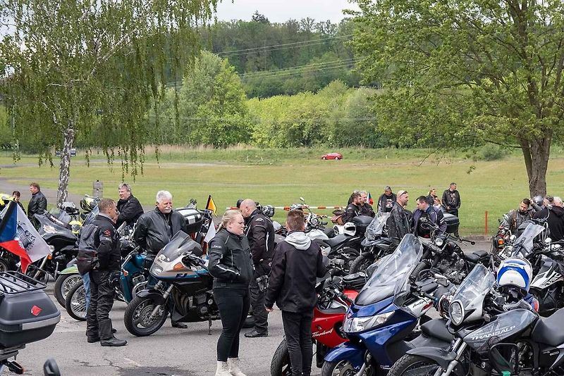Motorkáři se sjeli na žehnání v bazilice v Jablonném.