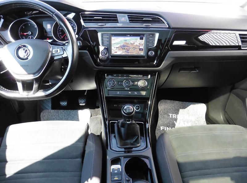 Volkswagen Touran 2.0 TDi Highline Navi Webasto - fotka 14 z 19