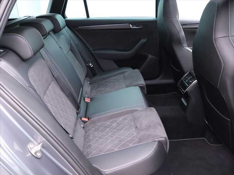 Škoda Superb 2,0 TDI 110kW SportLine Combi - fotka 12 z 38