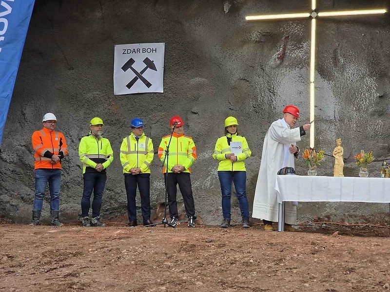 Na portálu Dolní Radechová proběhlo slavnostní požehnání svaté Barbory – patronky horníků, a tím i oficiální zahájení ražby tunelu, který je součástí stavby I/33 Náchod – obchvat.
