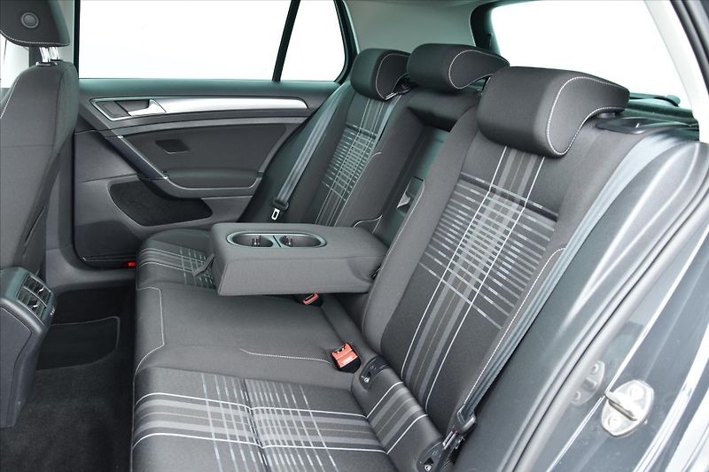 Volkswagen Golf 2.0TDi 110kW LOUNGE SERVIS.KN. - fotka 11 z 24