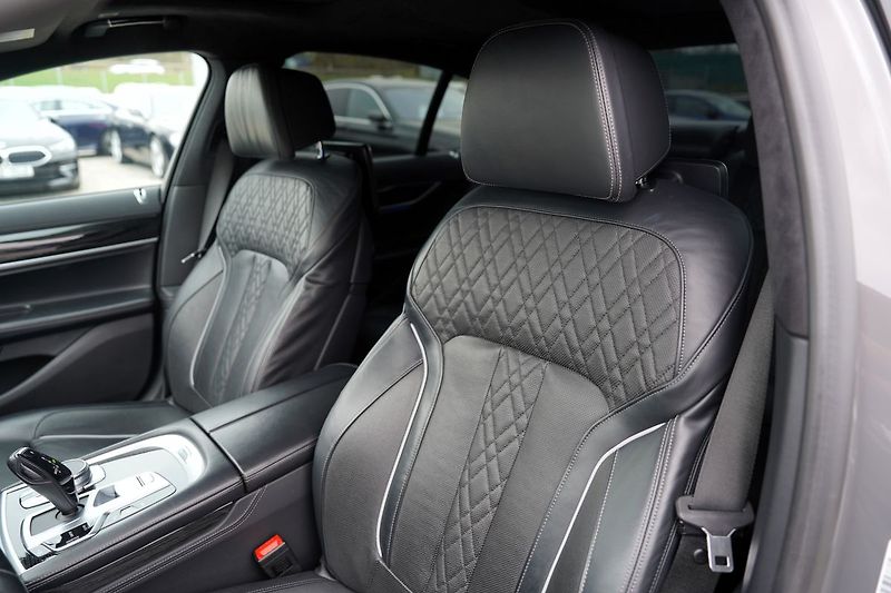 BMW Řada 7 730d xDrive/Mpaket/9AT/Lasery - fotka 25 z 47