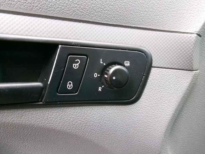 Volkswagen Caddy (2009) 1,9TDI KLIMA invalid.rampa - fotka 24 z 29
