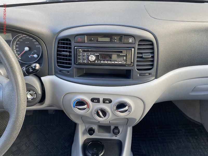 Hyundai Accent (2009) 1.4i, ČR, Klima - fotka 12 z 16