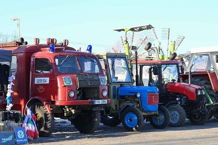 Ze silvestrovské vyjížďky traktorů ve Chmelišti.