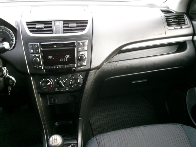 Suzuki Swift (2011) 1,3i KLIMA 4x4 VÝHŘEV USB - fotka 21 z 25