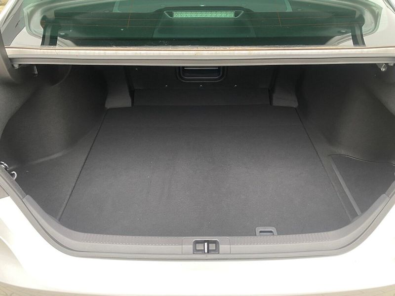 Toyota Camry 2,5 Hybrid  Executive VIP - fotka 14 z 33