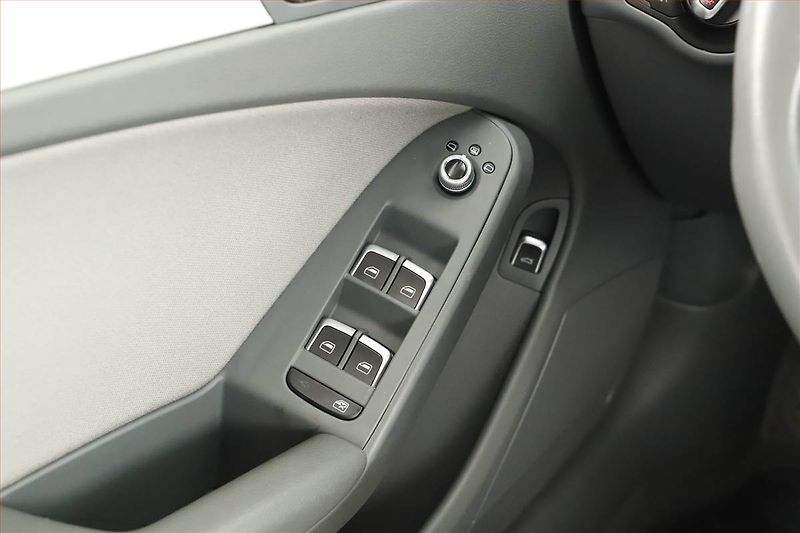 Audi A4 (2015) 2.0 TDI, Navi, Bi-Xenony - fotka 14 z 16