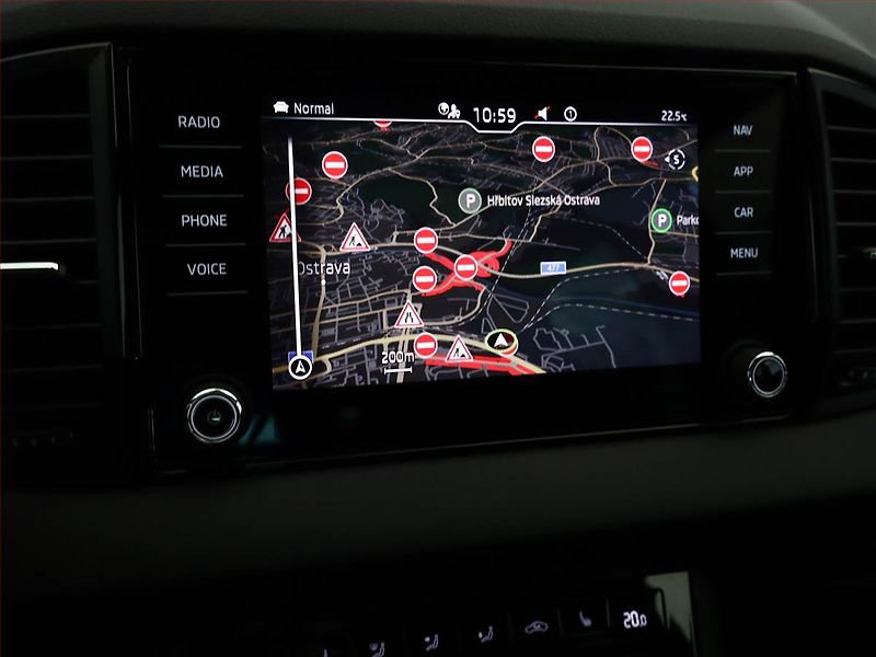 Škoda Karoq (2022) Sportline 1.5 TSI - fotka 16 z 17