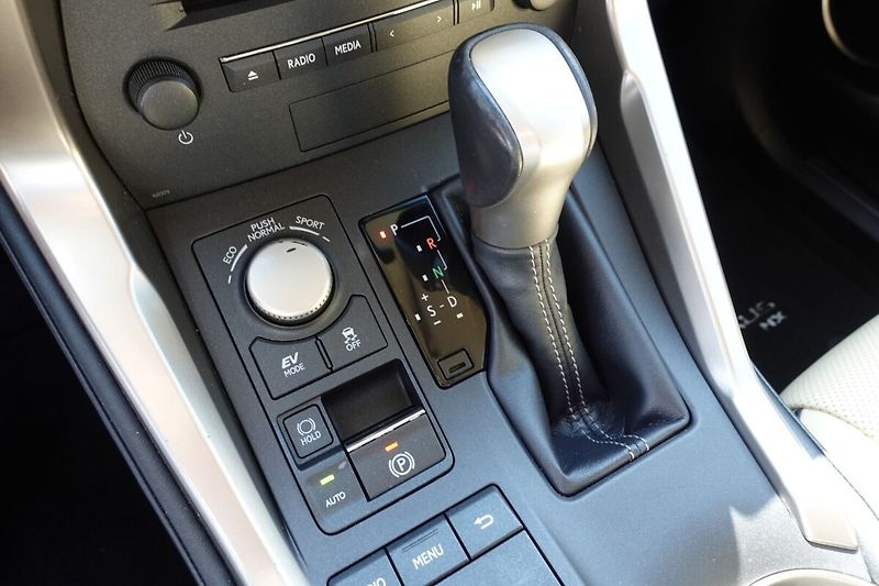 Lexus NX 300h NX300h AWD DC Executive Plus S - fotka 22 z 35