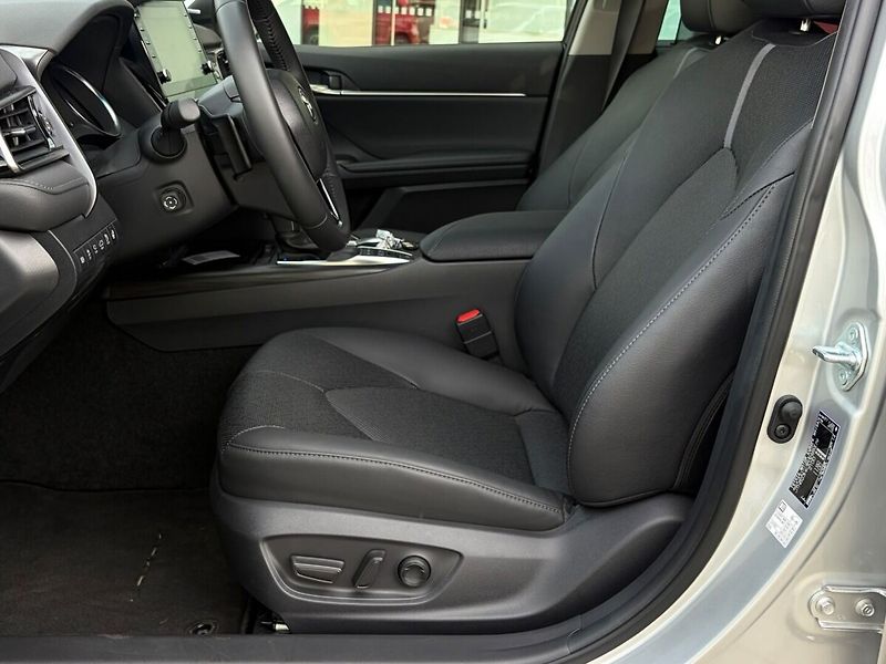 Toyota Camry 2,5 Hybrid  Executive VIP - fotka 9 z 20