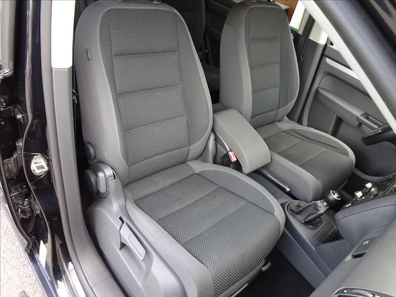 Volkswagen Touran 2,0 TDI 103kW 7.MÍST - fotka 32 z 55