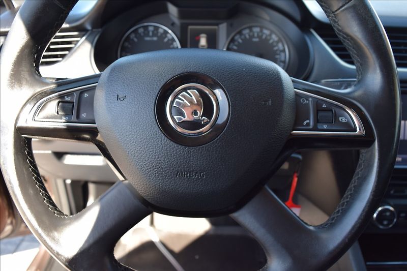 Škoda Octavia 2,0 TDI 110KW DSG TAŽNÉ NAVI - fotka 32 z 47