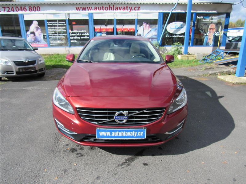 Volvo V60 2,4 D6 AWD Plug-in Hybrid - fotka 2 z 41