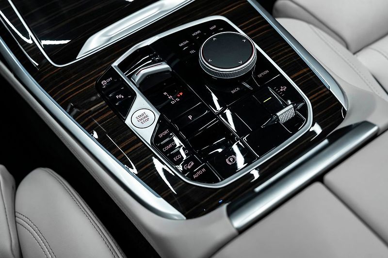 BMW X7 40i - fotka 13 z 27