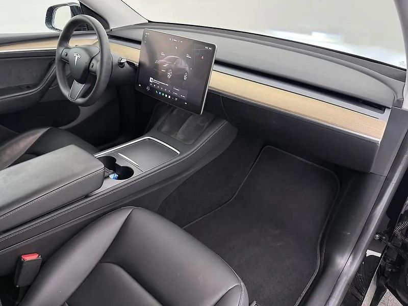 Tesla Model Y SR RWD LFP 220kW 1.Maj DPH - fotka 4 z 10
