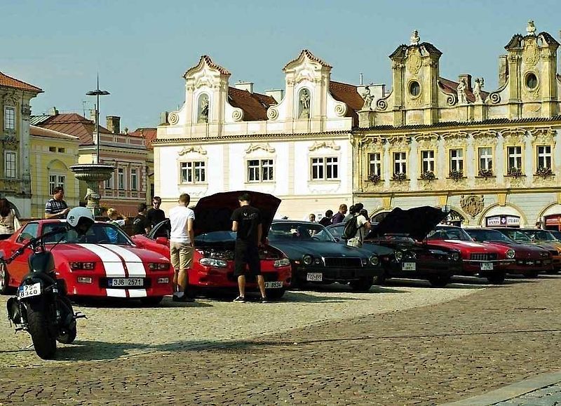 Sraz amerických vozů Chevrolet Camaro a Pontiac Firebird v Kolíně.