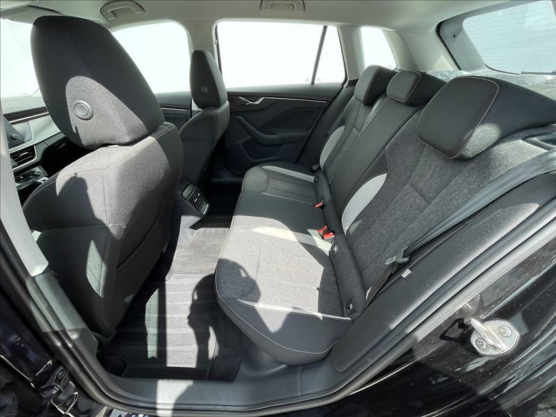 Škoda Kamiq 1,5 TSI DSG Style TAŽNÉ+ACC - fotka 16 z 23