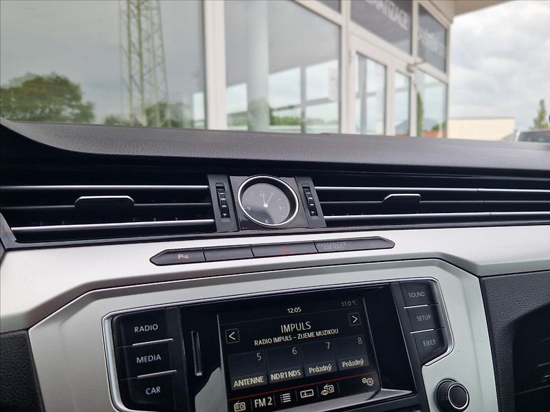 Volkswagen Passat 1,4 TSI 110kW BM SENZORY NOSIČ - fotka 38 z 42