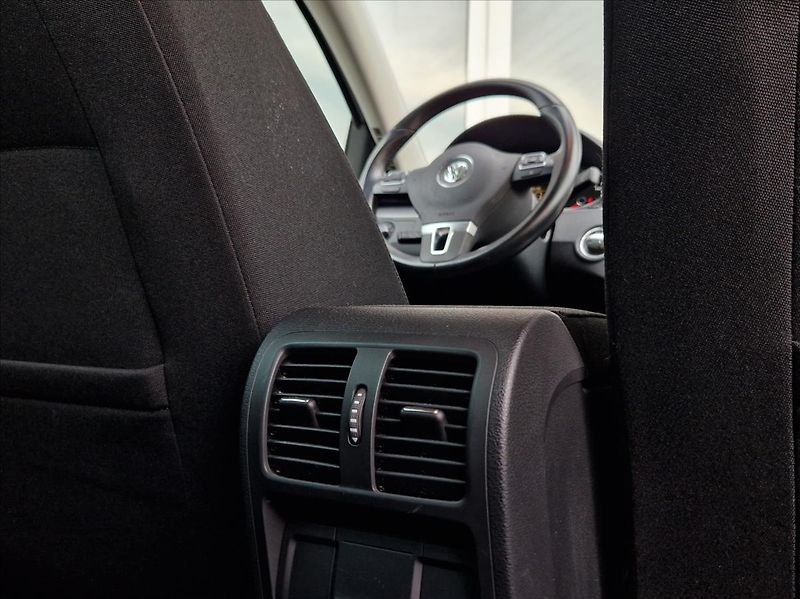 Volkswagen Passat 2,0 TDi 103kW KAMERA NAVI +ZIM - fotka 15 z 34