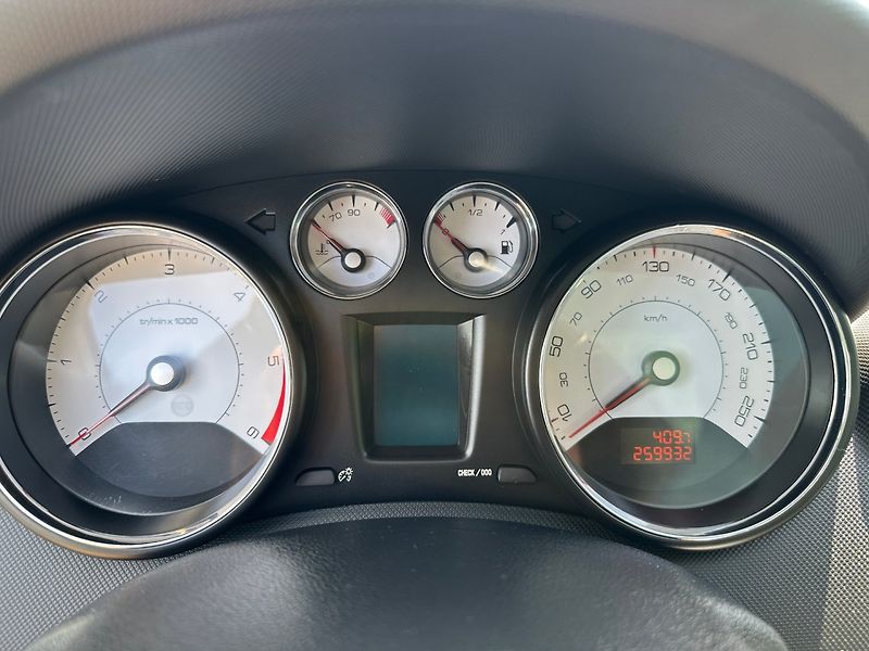 Peugeot 308 (2013) SW 1,6HDI 82Kw - fotka 17 z 24