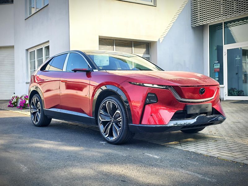Mazda CX-6e (2026) TAKUMI plus + dobíjecí karta   - fotka 2 z 13
