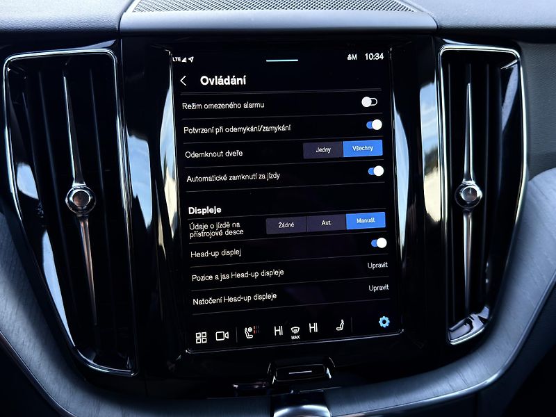 Volvo XC60 B5 AWD PLUS DARK // REZERVACE - fotka 38 z 45