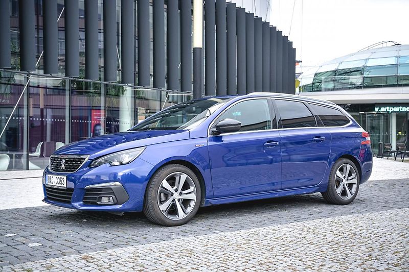 Peugeot 308 (2020) GT NAVI1.5 BlueHDi ČR 1MAJITEL - fotka 2 z 33