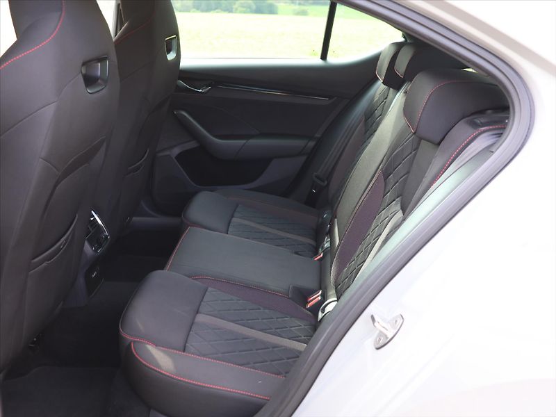 Škoda Octavia 2,0 TSI RS 180kW DSG CZ 1.Maj - fotka 12 z 30