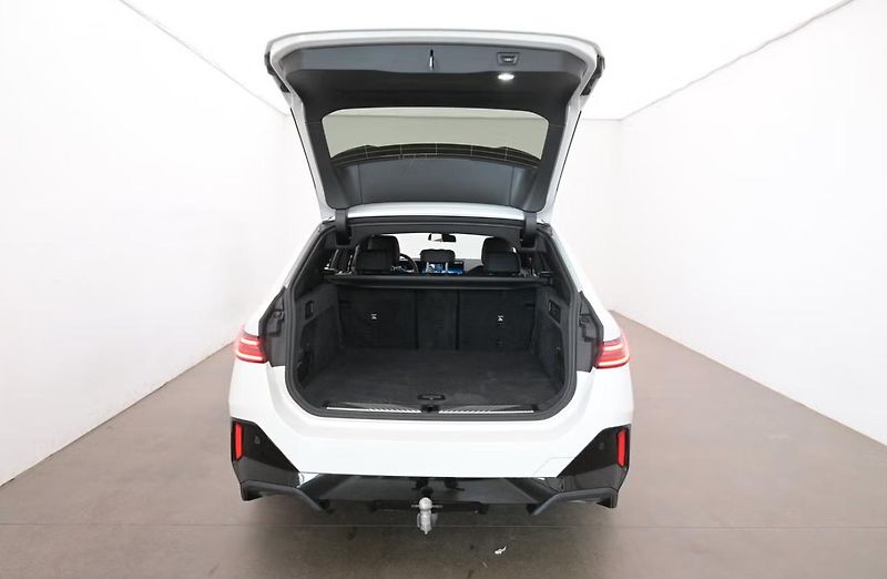 BMW i5 xDrive40 Touring M SoH 96% Taž - fotka 19 z 26