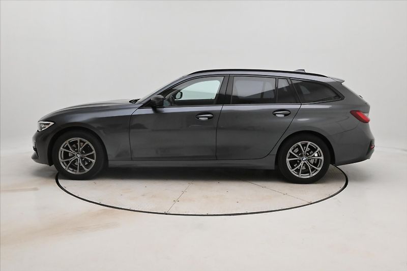 BMW Řada 3 2,0 320d 140 kW SportTouring S - fotka 8 z 32