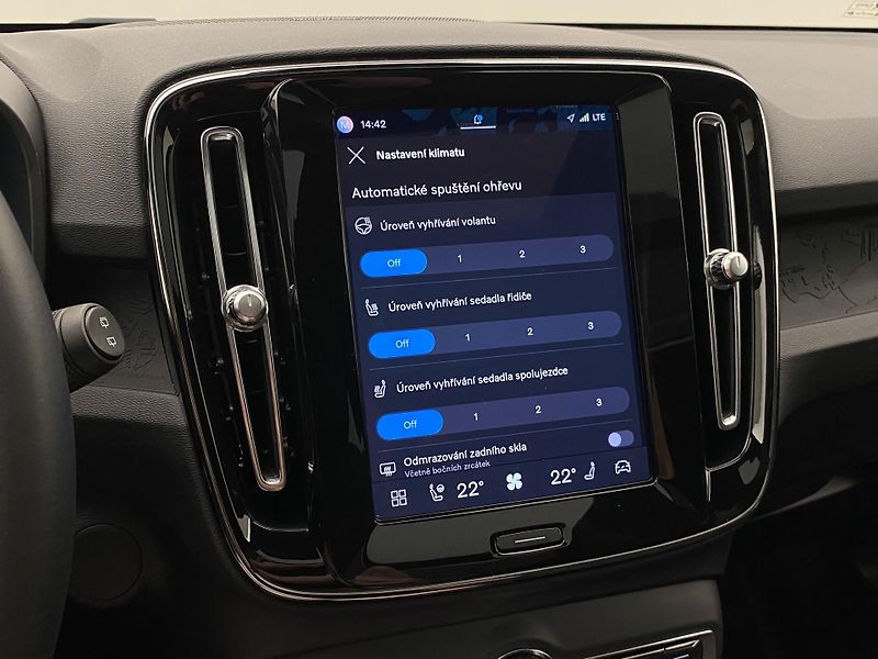 Volvo XC40 PURE ELECTRIC RECHARGE TWIN - fotka 41 z 58
