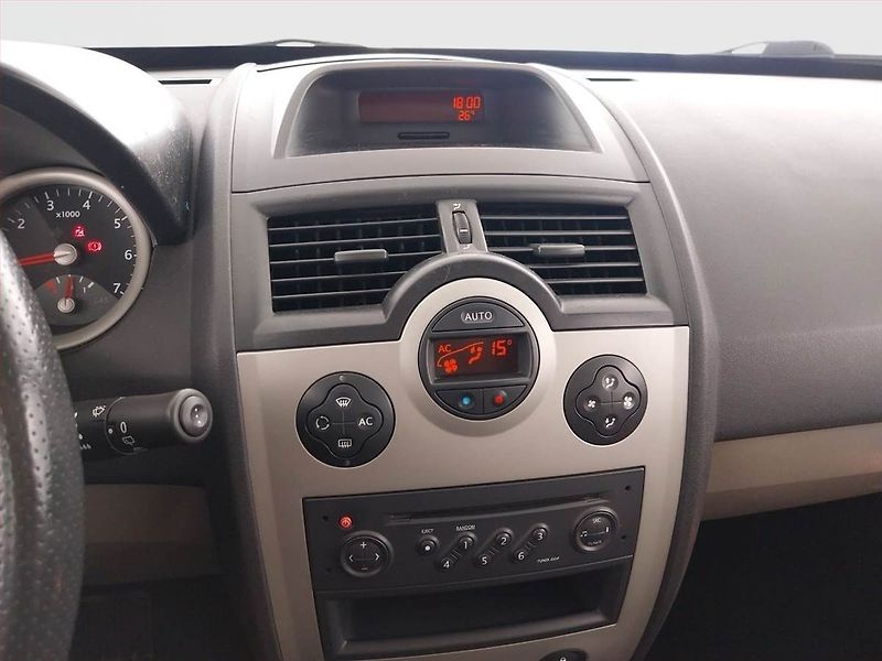Renault Mégane (2003) 1.6 16V , Klima - fotka 12 z 17
