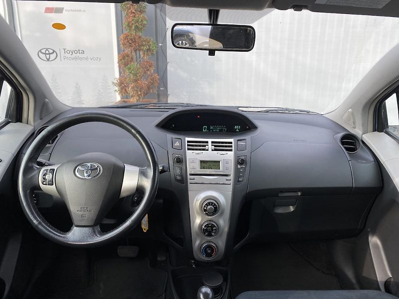 Toyota Yaris 1.3i, ČR, automat, klima - fotka 9 z 13