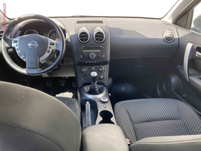 Nissan Qashqai (2010) 2.0dCi 4x4, 2.maj,ČR, I-Way - fotka 8 z 16