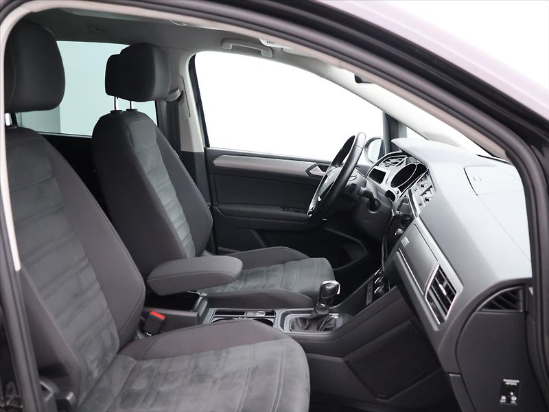 Volkswagen Touran 1,5 TSI EVO 110kW HighLline - fotka 13 z 34