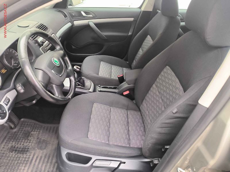 Škoda Octavia (2012) 2.0 TDi, ČR, AC, TZ - fotka 9 z 16
