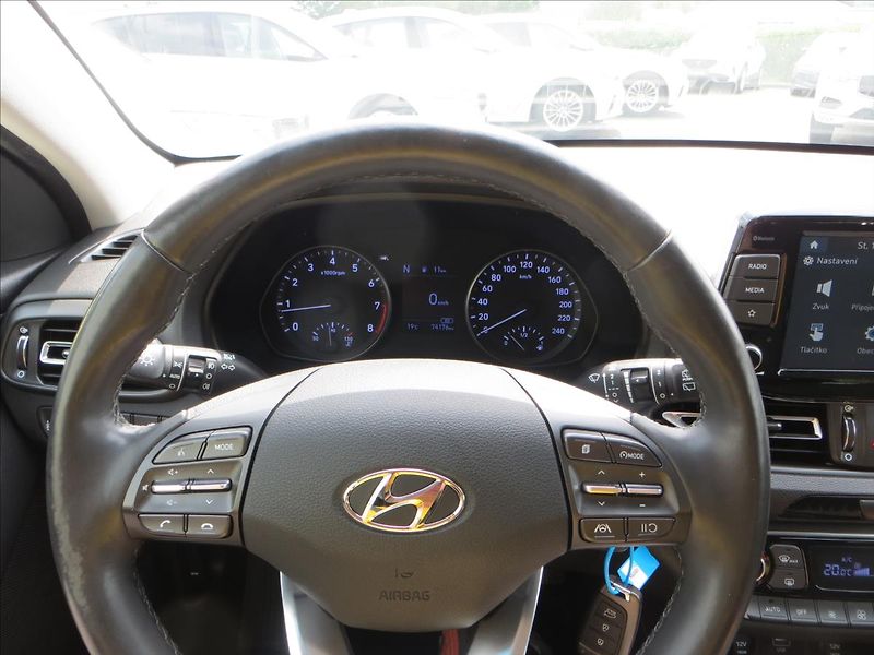 Hyundai i30 1,5 T-GDI mHEV Smart 117 kW - fotka 22 z 25