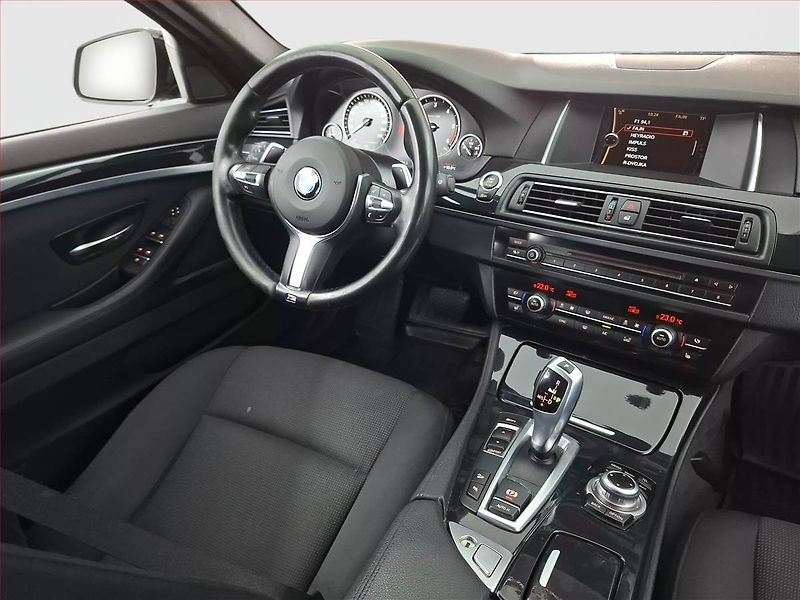 BMW Řada 5 (2014) 520d xDrive, 4X4, Automat - fotka 7 z 21