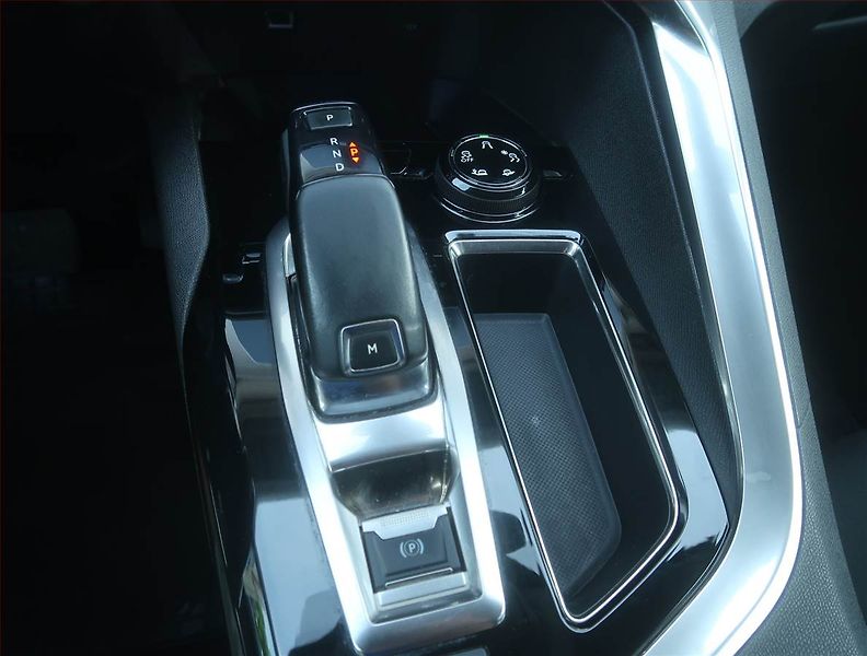 Peugeot 3008 (2018) 1.6 BlueHDi, Automat - fotka 13 z 17
