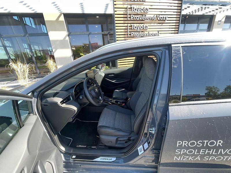 Toyota Corolla 1.8 Hybrid 140K Style - fotka 15 z 29