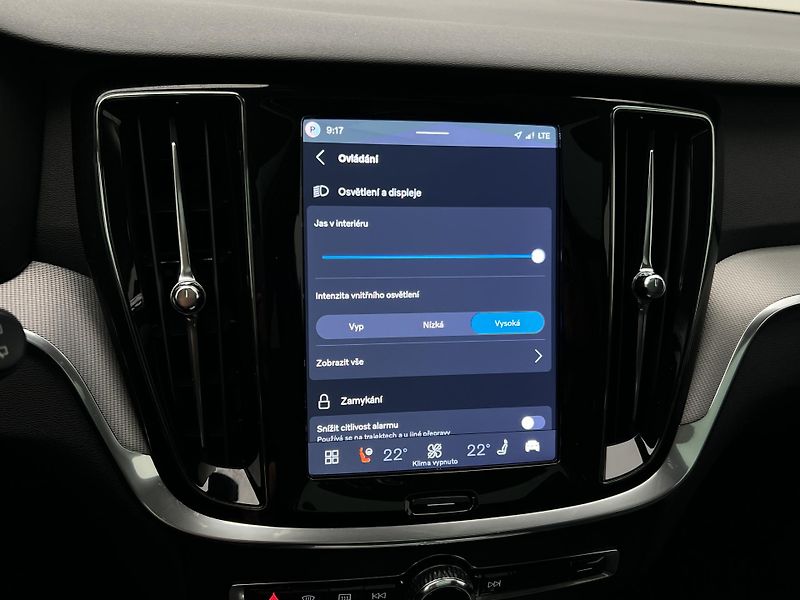 Volvo V60 B4 PLUS DARK AUT 1.maj. - fotka 41 z 47